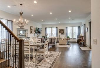 BeachDreamin allows 18 year olds to book a room