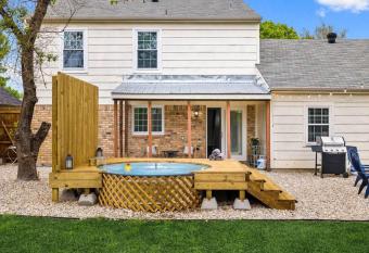 The Prairie House w/ Cowboy Pool & Firepit has rooms with a private hot tub