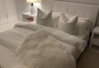 Palm Beach getaway on the ocean ! has Balcony rooms