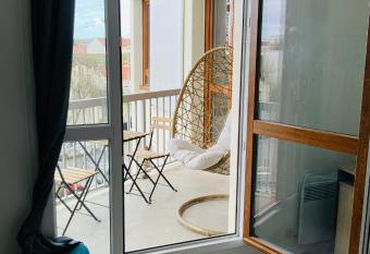 Belle chambre priv  e    15 min de Paris has Balcony rooms
