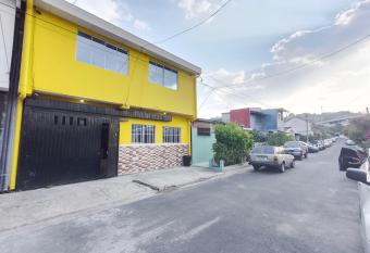 HOSTAL LOS HEROES has rooms with a private hot tub