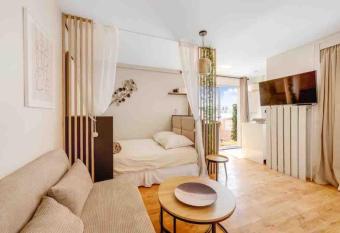 L Appartement Panorama : ambiance cosy avec une vue imprenable depuis votre balcon ensoleill      seulement 15 minutes des Champs-Elys  es. has Balcony rooms