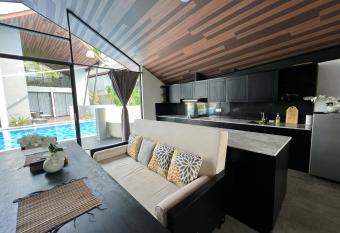 MANA Villas Nusa Dua has rooms with a private hot tub
