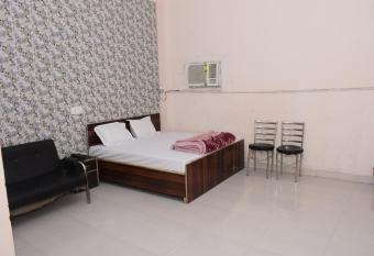 Hotel Sleep Inn has rooms with a private hot tub