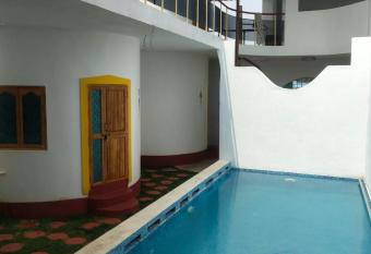 Le Chalet has Balcony rooms