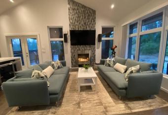 Modern lanai house, Trans Canada Trail adjacent. has Balcony rooms