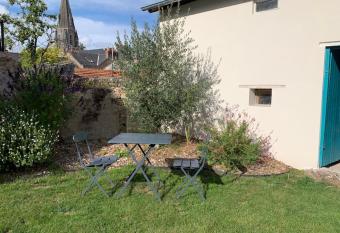 Chambre d H  tes Les Petits Oiseaux allows 18 year olds to book a room