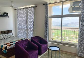 Top-Floor Luxury Apartment with Projector has Balcony rooms