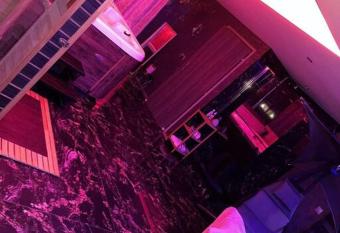 Appartement spa has rooms with a private hot tub