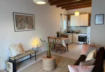 Perdika s Nest, family friendly house by the sea has Balcony rooms