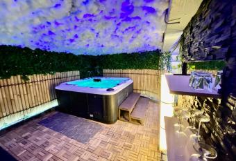 Appartement avec Jaccuzi & Jardin proche du centre has rooms with a private hot tub