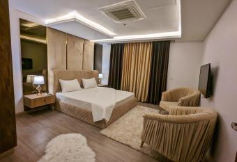 Grand Gateaway Suites has Smoking/Balcony rooms