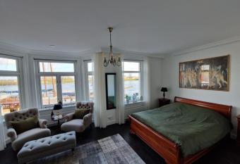  t Hanzehuys allows 18 year olds to book a room