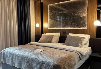 Hotel Macedonia Square allows 18 year olds to book a room