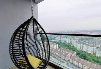 Symphony Tower 3BR High Floor 100mbps Wi-Fi Netflix has Balcony rooms