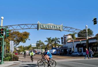 Beach Style Home~Heart of Encinitas, Close to Beaches & Shopping has Balcony rooms