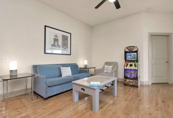 The Happy Hideaway NRG, MED has rooms with a private hot tub