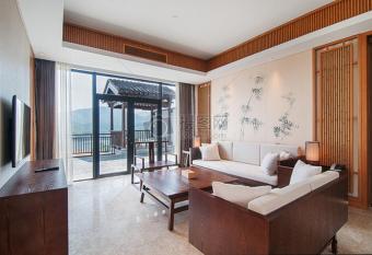 love stay has Smoking/Balcony rooms