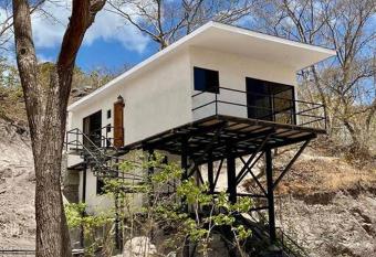 Beautiful tranquil apt w/great view and location has Balcony rooms