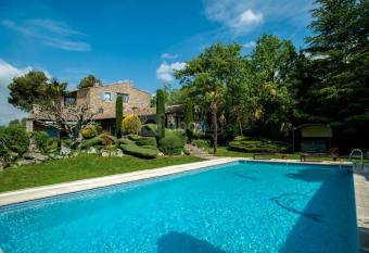 Mas luberon has rooms with a private hot tub