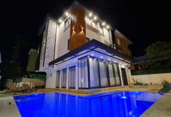 CASA ROSA LUXURY VILLA has rooms with a private hot tub