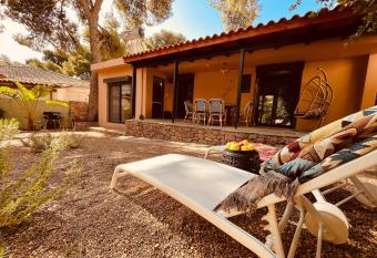 Varkiza small villa near sea beautiful garden & free parking has Balcony rooms