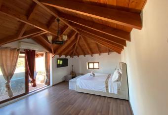 Villa Kanamat has Balcony rooms