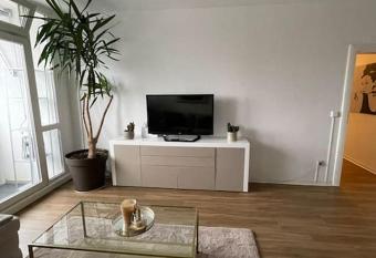   ber den D  chern im Zentrum von Dresden allows 18 year olds to book a room