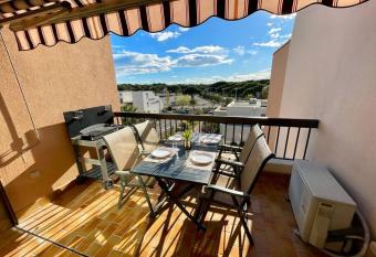 Studio    350m de la plage, terrasse, parking, clim has Balcony rooms