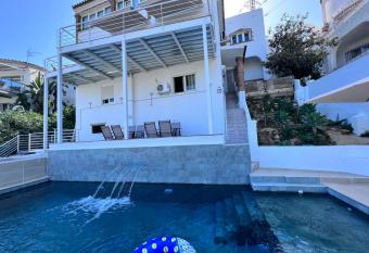 Dream villa with heated swimming pool, jacuzzi, waterfall, heating is extra has rooms with a private hot tub