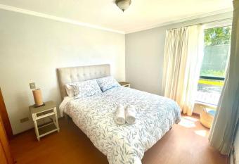 Airbnb en frente del lago y cercano al centro! allows 18 year olds to book a room