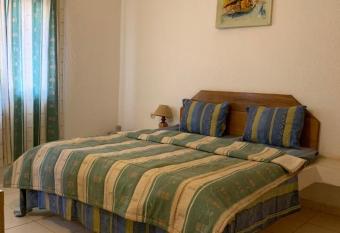 Villa paradis les aigrettes has rooms with a private hot tub