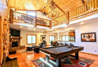 Bel Air of Big Bear - Fun & Tech & Massive Cabin has rooms with a private hot tub