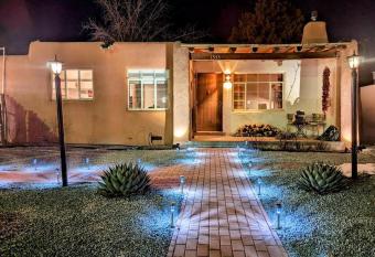 Luxury, privacy, serenity 5 min from Plaza & more has Balcony rooms