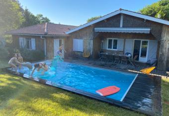 Maison cabane proche oc  an/bassin !!! has Balcony rooms