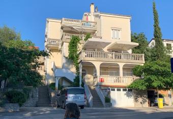 Apartments Ruzic Njivice has Balcony rooms