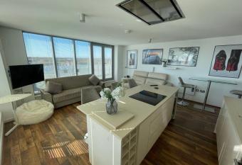 The Picture Works Nottingham City Centre and Train Station Apartment Business Travellers FREE PARKING has Balcony rooms