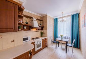 2                                           , 200                                      has rooms with a private hot tub