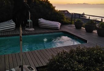 Chocolate Box Guesthouse has Balcony rooms