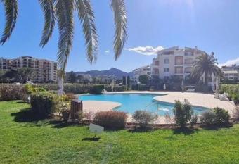 Cannes Marina vue sur le port allows 18 year olds to book a room