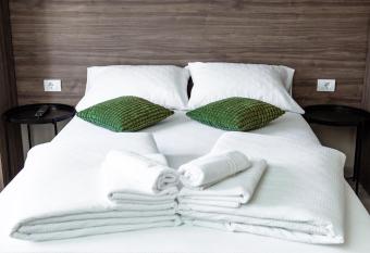   erdan Garden apartments has Balcony rooms