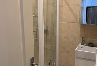 Studio plages du Mourillon allows 18 year olds to book a room