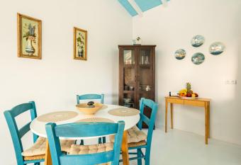 MANI HOLIDAY HOUSE has Balcony rooms