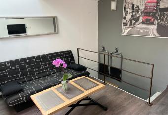 Charmante maisonnette au c  ur du village allows 18 year olds to book a room