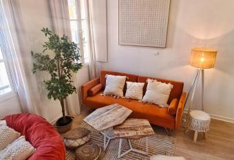 Sous les toits d Avignon allows 18 year olds to book a room