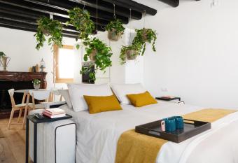 Dimore Getaway Apartments allows 18 year olds to book a room