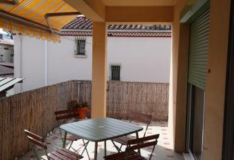 Chez Jo, Bages 66, Appartement 2 chambres avec terrasse allows 18 year olds to book a room