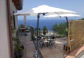 La Perla di Buffari allows 18 year olds to book a room