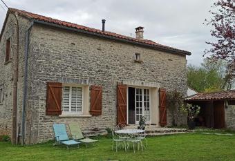 La maison de Marie has Balcony rooms