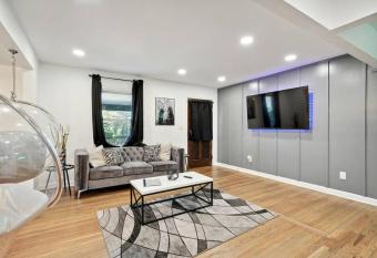 ATL Huge Event Space with Pool Table & Fire Pit has rooms with a private hot tub